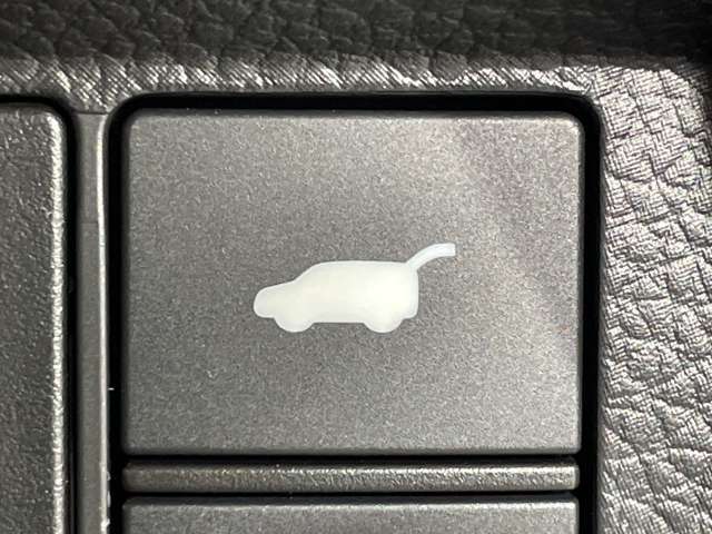 【パワーテールゲート】荷物を抱えた状態でもリアゲートの開閉が可能です！お買い物時やアウトドアの際に役立ちますね。