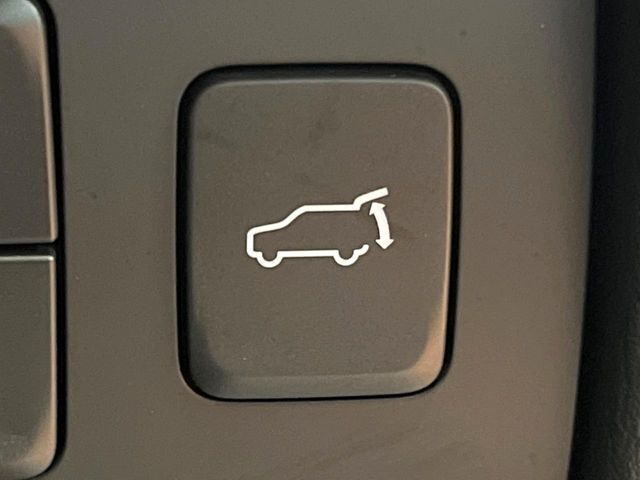 【パワーバックドア】スマートキーや運転席のボタンを押すだけでリアゲートが自動で開閉します！荷物を持っている時や、高い位置にあるバックドアを閉める際に便利な機能です♪