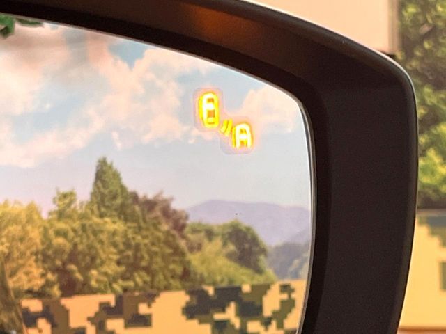 【ブラインドスポットモニタリング】走行中、ドアミラーの死角になりやすい箇所に後続車が接近するとサイドミラー付近に警告を表示、ドライバーに注意喚起をしてくれます。