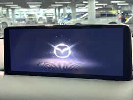 【10.25インチマツダコネクト】車内の雰囲気にマッチした大型ディスプレイ。スマホ接続でのナビ使用やBluetooth再生等、様々な機能が楽しめます。直感的なダイヤル操作が可能で、使い勝手も良好です。