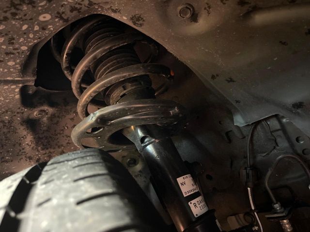 お車を安心してお乗りいただく為には、足回りの定期点検が欠かせません。サービスサポート（有償保証）では無料点検もご提供しており、安心のカーライフをお過ごしいただけるサポート体制が整っています。