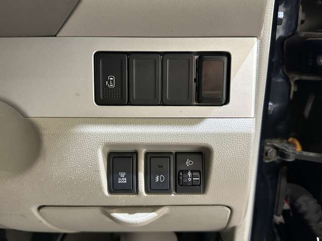 片側電動スライドドア装備車です。