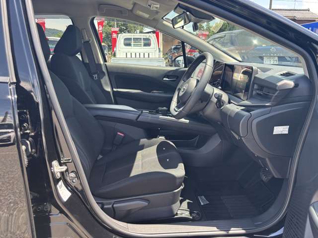 少しホールド感があるシートで、安定した運転姿勢を保つことができますよ！