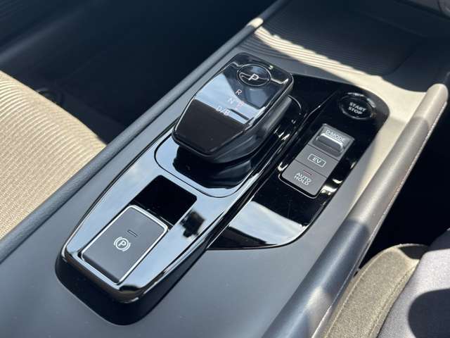 パソコンのマウスのようなコンパクトなシフトで、とっても操作しやすいです！運転に関するスイッチ類もまとまっているので、とっても安心です！