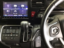 ホンダ純正メモリーナビ搭載なので、遠方へのドライブもお任せ下さい！ステアリング左手側にオーディオ関連のコントロールスイッチを配置しています。操作時は視線を逸らすことなく運転に集中できます