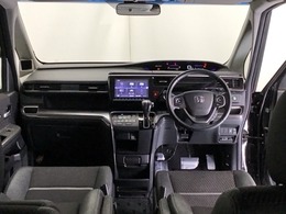 パーキングブレーキはフット式なので運転席と助手席の間はすっきり、移動も楽々です。さっと手が届く位置にATセレクトレバーやエアコンスイッチなどがあり操作性に優れています