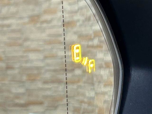【ブラインドスポットモニター（BSM）】車線変更時に車両後方から来る車両を検知し安全をサポートする装置です。