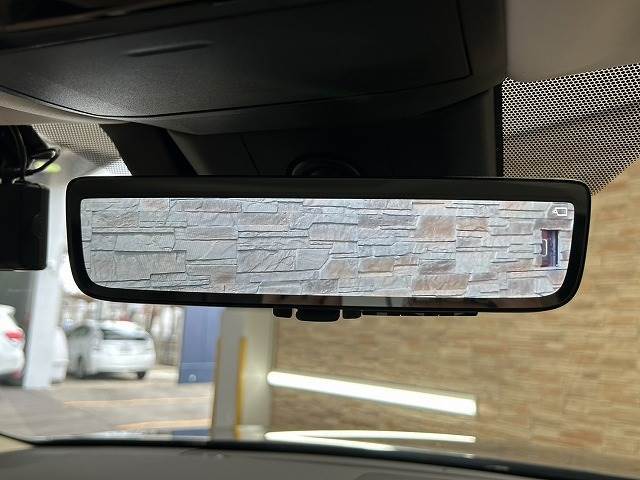 【デジタルインナーミラー】を搭載しております。車両後方のカメラ映像をミラー面に映し出すので、車内の状況や、天候などに影響されずいつでもクリアな後方視界が得られます。