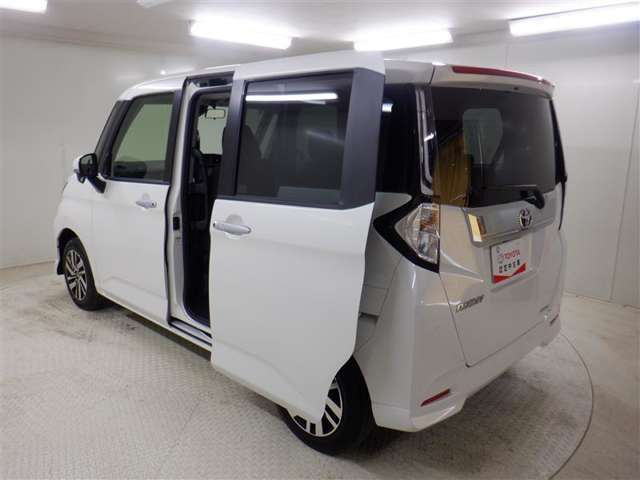 両側パワースライドドア付きだから、狭い駐車スペースなどでの 乗り降りラクラク！小さなお子さまのいるご家庭には嬉しい装備。