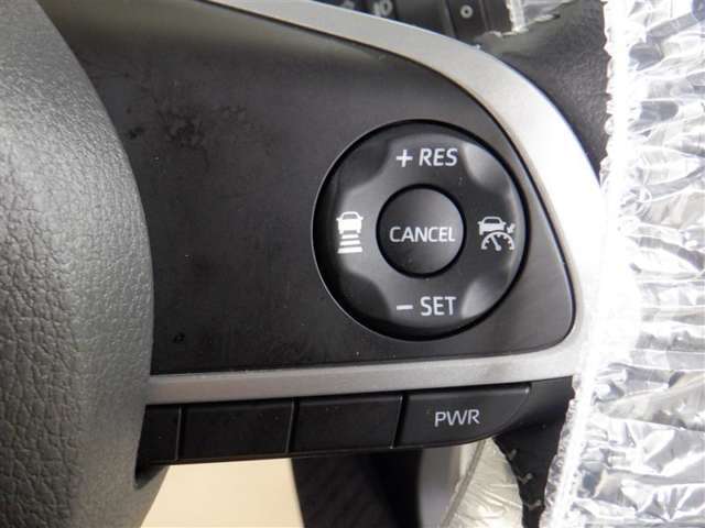 レーダークルーズコントロール(全車速追従機能付)付きです。車速に応じて追従支援してくれるので、ロングドライブも快適です。詳細は販売店スタッフまでおたずねください。