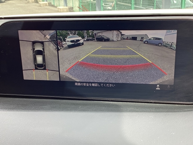 360°ビューモニター＆フロントパーキングセンサーを装備。車両の前後左右に備えた4つのカメラを活用し、車両を上から俯瞰したような映像を表示し駐車やすれ違いなどでの運転をサポートします。