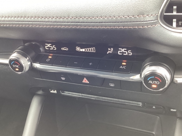 運転席/助手席独立コントロール機能付きオートエアコン。左右の設定温度を独立して設定可能なので快適な室内環境を実現しました。