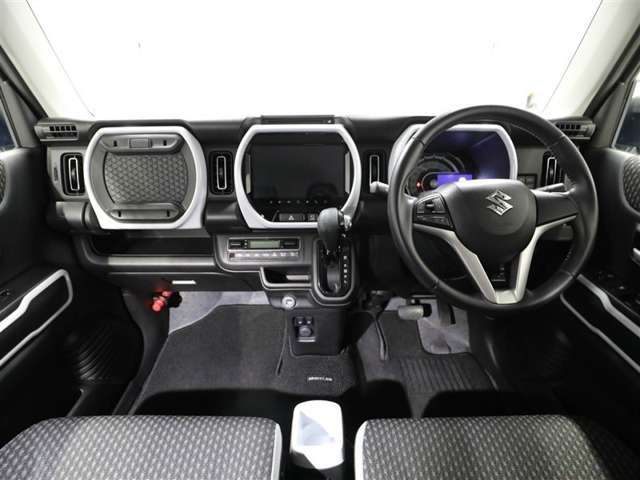 しっかりまとまった感のあるインパネ。各操作スイッチなども使いやすい位置に配置されていますよ。