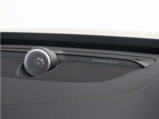 【Bowers＆Wilkins】世界のオーディオファン垂涎のプレミアムサウンドシステムを搭載。コンサートホールのベストポジションに相当する音場空間を忠実に再現。乗る人すべてに驚きの音響体験を提供します