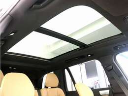 屋根一面まるごととも言える特大サイズのチルトアップ機構付電動パノラマ・ガラス・サンルーフ。晴天時はもちろん、雨天・曇天時にもシェードを開けることで常に開放的な車内空間を実現させてくれます。