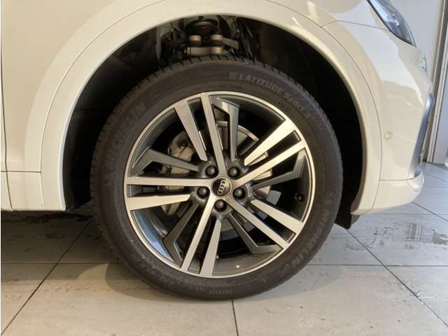 ここではお伝えしきれない装備や車両状態などの詳細をメールにてご説明させて頂きます。無料の《在庫お問合せ・お見積》ボタンをクリック頂くと、回答メールがお客様の元に届けられます！