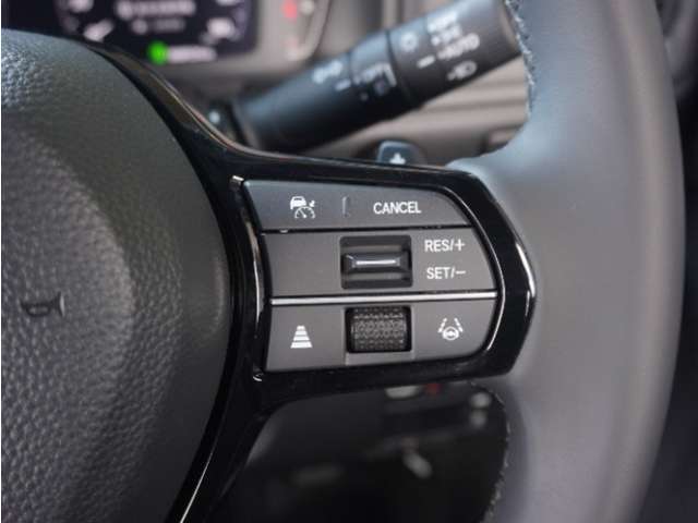 ◆アダプティブクルーズコントロール◆予め設定した車速内でクルマが自動的に加減速。前走車との適切な車間距離を維持しながら追従走行します。【LKAS】車線維持支援システムでステアリング操作を支援。