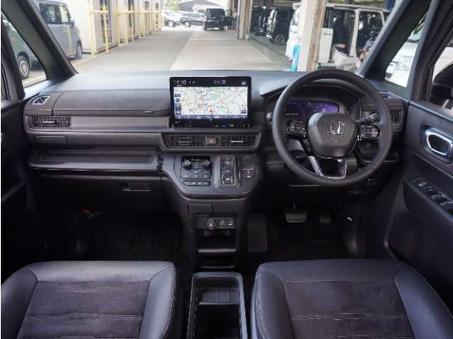 ◆視界広々で非常に運転しやすくロングドライブでも疲れを感じさせないすっきりとまとまったインパネ周りです。