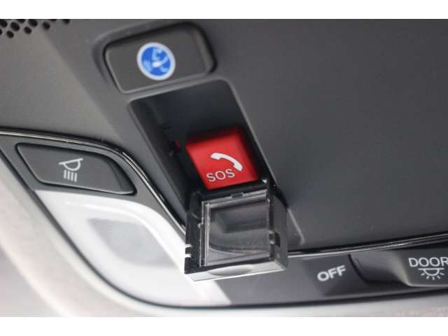つながることで、できること。HondaCONNECThスマホでクルマのエアコンをONにできたり、交通事故やあおり運転にあっているときなど、緊急時にオペレーターサポートを受けられます。