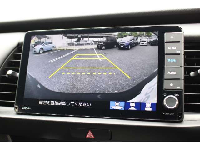 もちろんリアカメラも装備。安心、安全のために駐車時などの後方死角を減らします。また切り替えボタンを操作するとで、ノーマルビュー・ワイドビュー・トップダウンビューの切り替えが可能です！