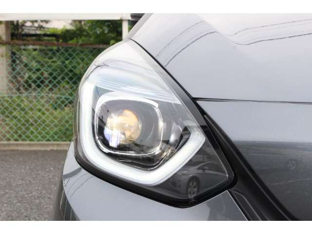 明るく遠くまで照らすLEDを採用。スイッチははじめからAUTOに設定され、ヘッドライトの付け忘れ、消し忘れの心配がありません。