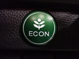 エンジン、エアコンなどを制御し低燃費な『ECONモード』に、また走りを楽しみたいとき、空調など快適性を重視したいときにはスイッチOFFで通常モードに切り替えができます！
