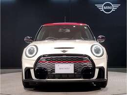 LEDヘッドライトで御座います。MINIのボンネットはヘッドライト部分に穴が開いている特徴的なもので御座います。MINIの伝統やこだわりがこういったところにも表れております。