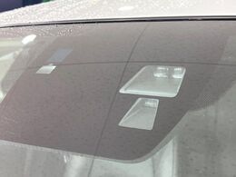 【スマートブレーキサポート】走行中に前方の車両等を認識し、衝突しそうな時は警報とブレーキで衝突回避と被害軽減をアシスト。より安全にドライブをお楽しみいただけます。