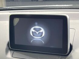 【マツダコネクトナビ】車内の雰囲気にマッチした一体型タイプのナビ。各種車輌設定やBluetooth再生等、様々な機能が楽しめます。直感的なダイヤル操作が可能で、使い勝手も良好です。