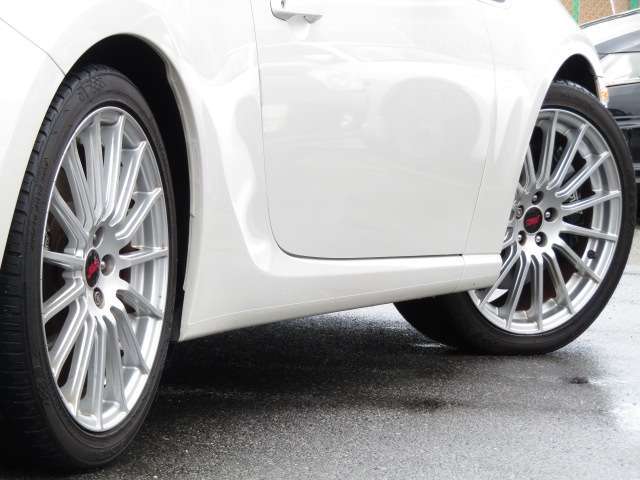STi18インチアルミ付き！　タイヤの山は7分山程度ありますよ！