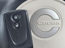 【キーフリーシステム】カバンやポケットに入れたままでもドアの施錠・解錠が可能なスマートキーを装備。エンジンのオン・オフ時もカギを取り出す必要が無いからとっても便利です♪