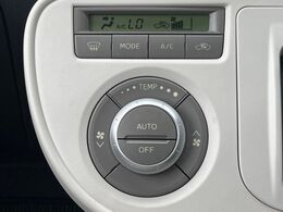 【オートエアコン】一度お好みの温度に設定すれば、車内の温度を検知し風量や温度を自動で調整。暑い…寒い…と何度もスイッチ操作をする必要はありません。快適な車内空間には必須の機能ですね♪