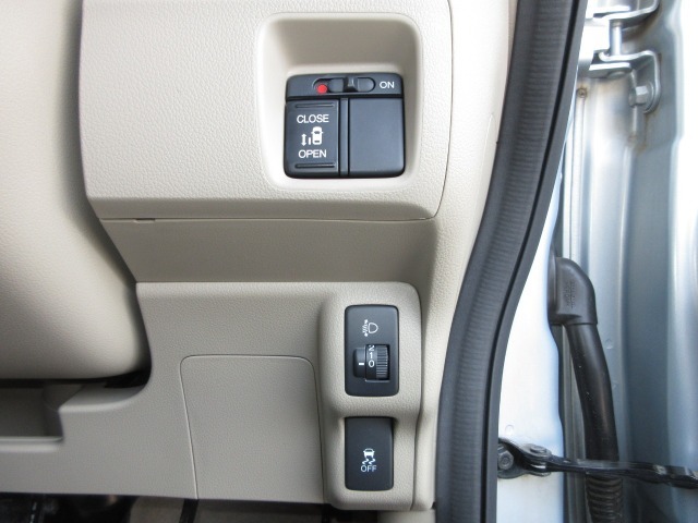 VSA（車両挙動安定化制御システム）とは、従来の車輪のロックを防ぐABS、車輪の空転を抑制するTCSに加え、クルマの横滑り、曲がるを制御し、走る・曲がる・止まるの全領域で安定性を確保するシステムです。