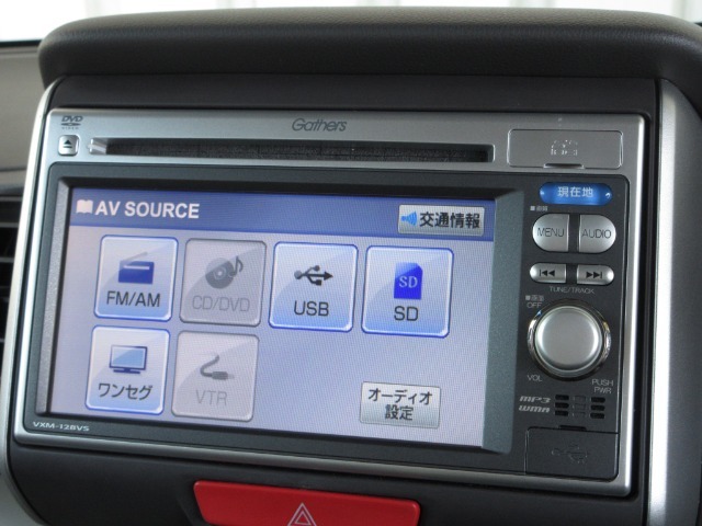 ナビゲーションはギャザズメモリーナビ（VXM-128VS）を装着しております。AM、FM、CD、DVD再生、Bluetooth ワンセグTVがご使用いただけます。