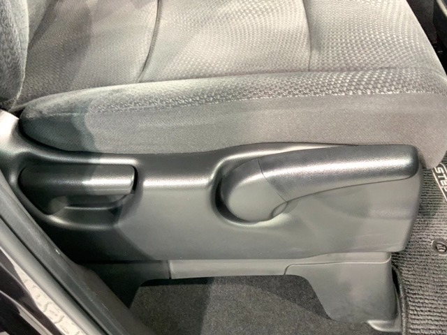 シートハイトアジャスターが付いているので運転姿勢を調整するのに便利ですね。身長に合ったシートポジションは安全運転や疲労軽減にもつながります。