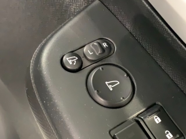 狭い駐車場で便利な電動格納ドアミラーが付いています。