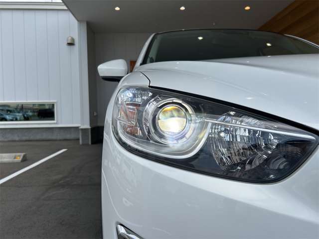 「ディスチャージ（HID）ヘッドライト」明るさが一番のメリットのHID。また、ハロゲンよりも省電力で、長持ちします。