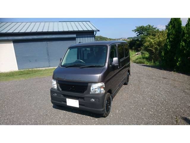 エンジン(ミッドシップ)が遠い場所にある為、運転席まわりは比較的静粛性に優れています。さらに重量物が車両中心付近の低い位置に集中してるので、安定感とキビキビ感とが両立したフットワークのある一台です。