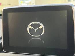 【マツダコネクト】車内の雰囲気にマッチした一体型タイプのディスプレイ。各種車輌設定やBluetooth再生等、様々な機能が楽しめます。専用SDカードのご購入で、ナビ機能も使用出来ます。