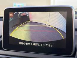 【バックカメラ】駐車時に後方がリアルタイム映像で確認できます。大型商業施設や立体駐車場での駐車時や、夜間のバック時に大活躍！運転スキルに関わらず、今や必須となった装備のひとつです！