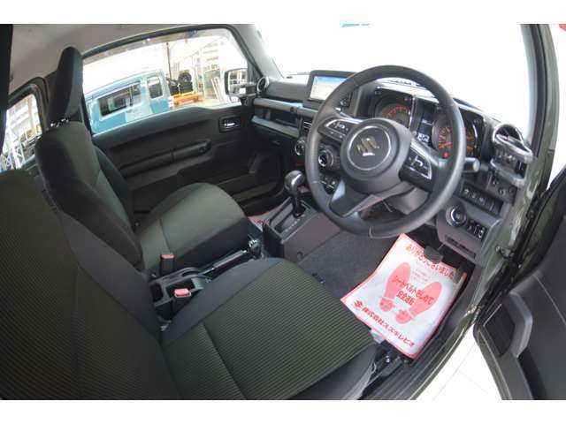 運転席シートリフター＆チルトステアリングで、自分サイズにあわせてドライビングポジションが調整でき、運転しやすく、疲れにくいポジションを確保します