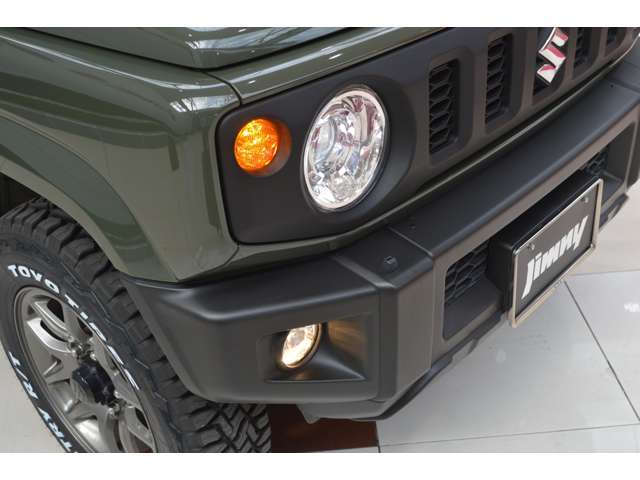 トンネル進入時や夜間走行時に自動で点灯/消灯するオートライトシステム付のLEDヘッドランプを装備、力強い顔つきを演出する特徴的なLEDポジションランプも採用です