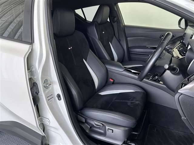 運転席/助手席です。姿勢が崩れず正確なステアリング操作で安心です