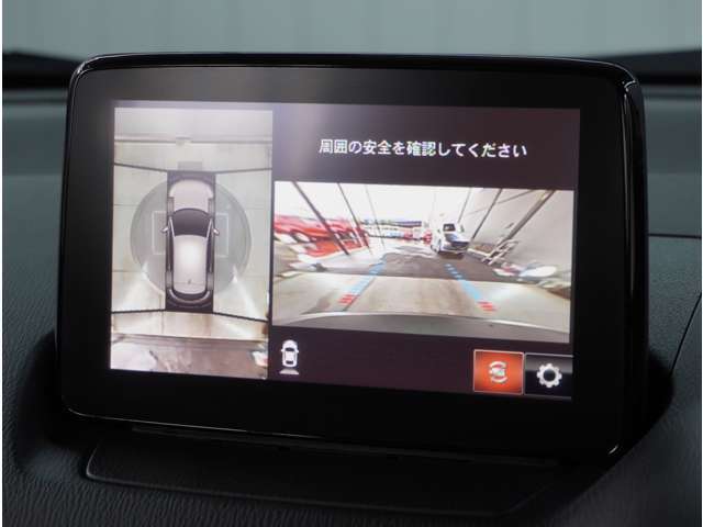 【360°ビュー・モニター】専用カメラにより上から見下ろしたような視点で360度クルマの周囲を確認することができます。駐車が苦手な方でも縦列駐車や幅寄せ時に活躍してくれます。