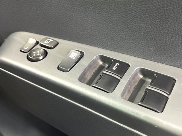 【電動格納ミラー】サイドミラーは電動格納式となっており、狭い駐車場でもキズがつくリスクを抑えられます。