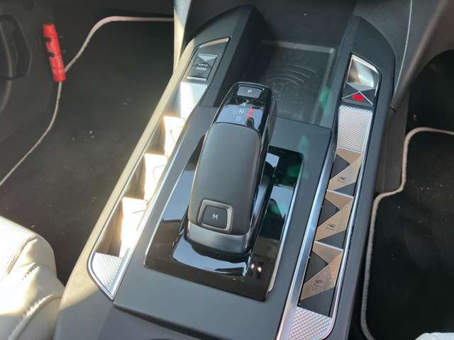 ドア内側トリムにスイッチをなくし、中央に集中させ、デザインと使い勝手が向上しています