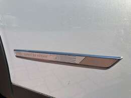 限定車のバッジが左右フロントドア下部につきます