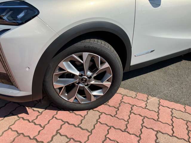 限定車専用のアルミホイールを装着