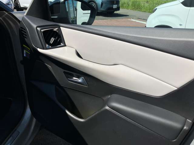 内側ドアトリムは専用のホワイトグレイで仕上げられています