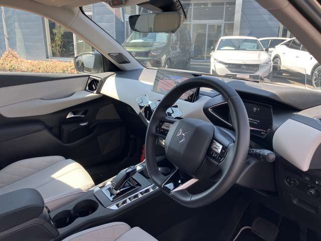 スピーカーはFOCALが標準で12個のスピーカーにより、臨場感あふれる音楽を楽しめます